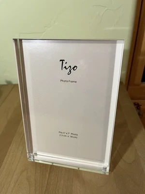 Marco de fotos Tizo Design vertical 5x7 Lucite, duradero 1 pulgada de grosor transparente Foto 1 de 4