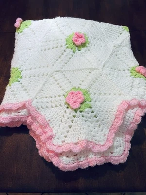 Roseta afgana tejida a mano blanca, rosa levantada flores y ribete festoneado Foto 1 de 4