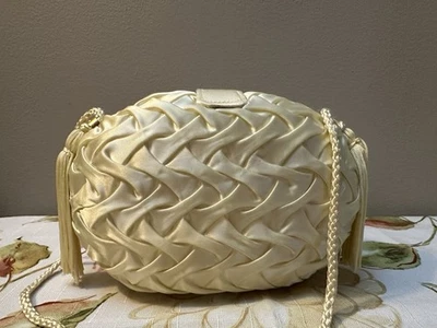 Винтажный La Regale слоновой кости атлас вечер сумка волнистый дизайн кисточки плетеный ремень свадьбы  - Изображение 1 из 4