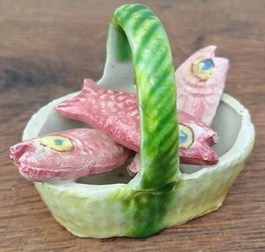 Antigua figura de cerámica de Sargadelos, canasto con peces - Imagen 1 de 4