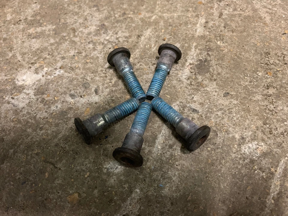 Pernos de disco de freno trasero Suzuki Bandit 1200 para adaptarse a los modelos 2001-2004 Foto 1 de 1