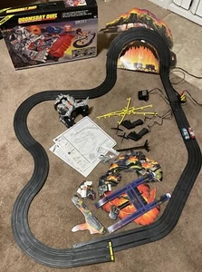 TYCO SCALA HO SLOT CAR DOOMSDAY DUEL #33575 Completo - Foto 1 di 9