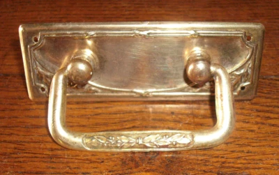 Ancienne poignée de tiroir en laiton - Photo 1/4