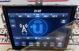 Receptor multimedia de radio Jeep Cherokee 2021-2023 con conexión satelital y pantalla OEM - Imagen 1 de 15