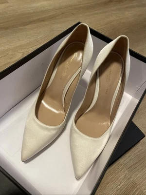 Zapatos de salón para mujer Gianvito Rossi blancos de seda con punta Foto 1 de 4