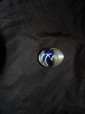 Huevo en forma de vidrio de colección con remolinos azules y blancos en su interior Foto 1 de 2