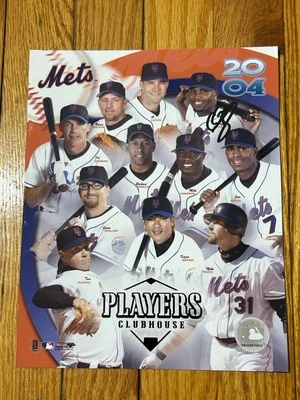 Foto firmada por Cliff Floyd 2004 8x10 de Mets Players Clubhouse Foto 1 de 4