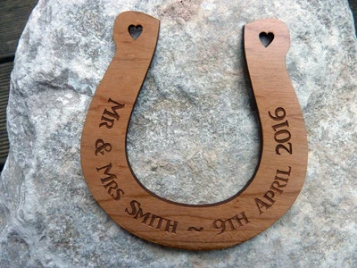 Fer à cheval de mariage en bois personnalisé : cadeau de mariage traditionnel gravé en bois