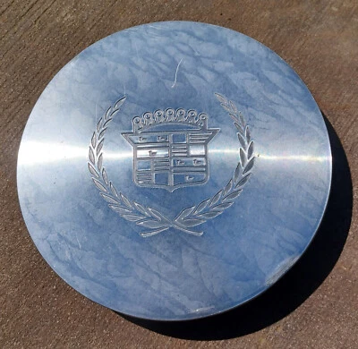 Tapa central Cadillac DeVille, aluminio mecanizado, 1991-1993 pieza # 3543662 04 Foto 1 de 3