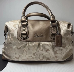 Cartera grande de satén Coach Ashley Signature - Imagen 1 de 11