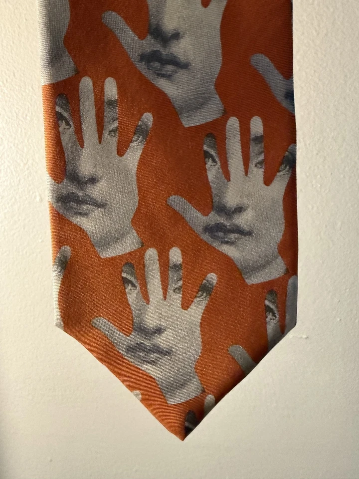 Corbata de seda Fornasetti estampado manos y rostros naranja vintage hecha en Italia surrealista  Foto 1 de 4