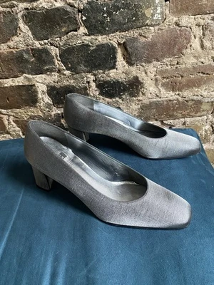 Zapatos de tacón alto Stuart Weitzman plateados con puntera cuadrada - talla 7,5B Foto 1 de 4