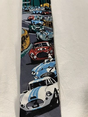 Carros de corrida "Century of Speed" por Dennis Simon gravata de seda AUTOGRAFADA 56" L x 3,75" W - Imagem 1 de 4