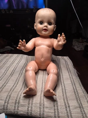 Muñeca bebé mojada de ojos soñolientos vintage de los años 50 19 pulgadas de alto. Foto 1 de 4