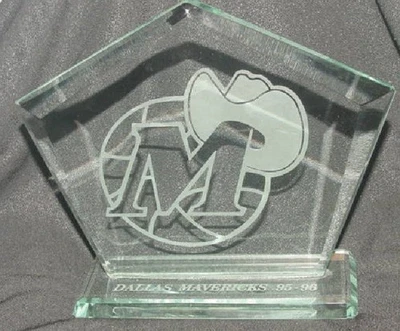 DALLAS MAVERICKS 帽子标志 95-96 季水晶玻璃ETCHED 纸质  — 第 1/2 张图片