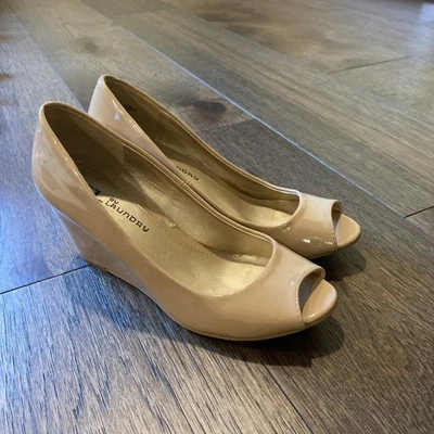 Tacón tostado cuña charol CL by Laundry peep toes  Foto 1 de 4