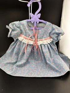 Passt 16" Cabbage Patch Kinder blau rosa Blumen Kleid Ösen Spitze 1980er Markenlos - Bild 1 von 13