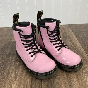 Dr. Doc Martens 1460T Mädchen Größe 10 Kinder Rosa Lackleder Combat Stiefeletten - Bild 1 von 10