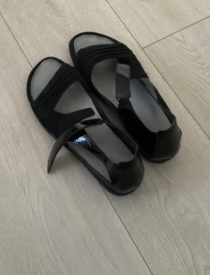 sapatos femininos 42 médio (11B) Naot em camurça preta e couro envernizado modelo Papaki - Imagem 1 de 4