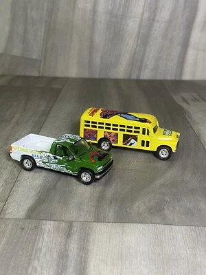 LOTE DE 2 CHEVY BUS JOHNNY LIGHTNING INCREÍBLE SPIDER-MAN '56 '99 CHEVY SILVERADO Foto 1 de 4