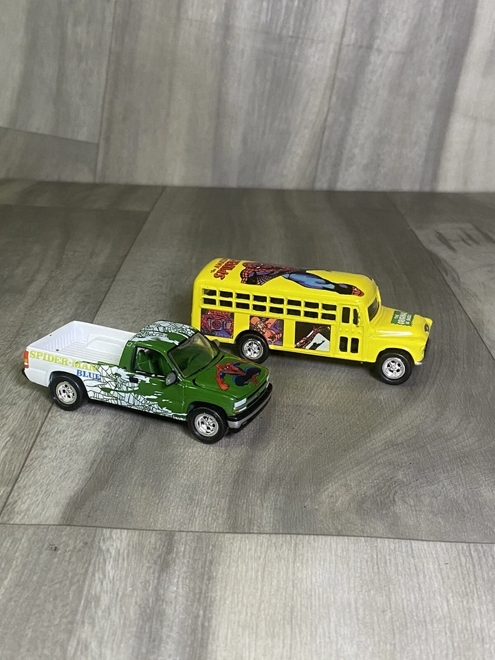 JOHNNY LIGHTNING INCRÍVEL HOMEM-ARANHA '56 CHEVY BUS '99 CHEVY SILVERADO LOTE DE 2 - Imagem 1 de 4
