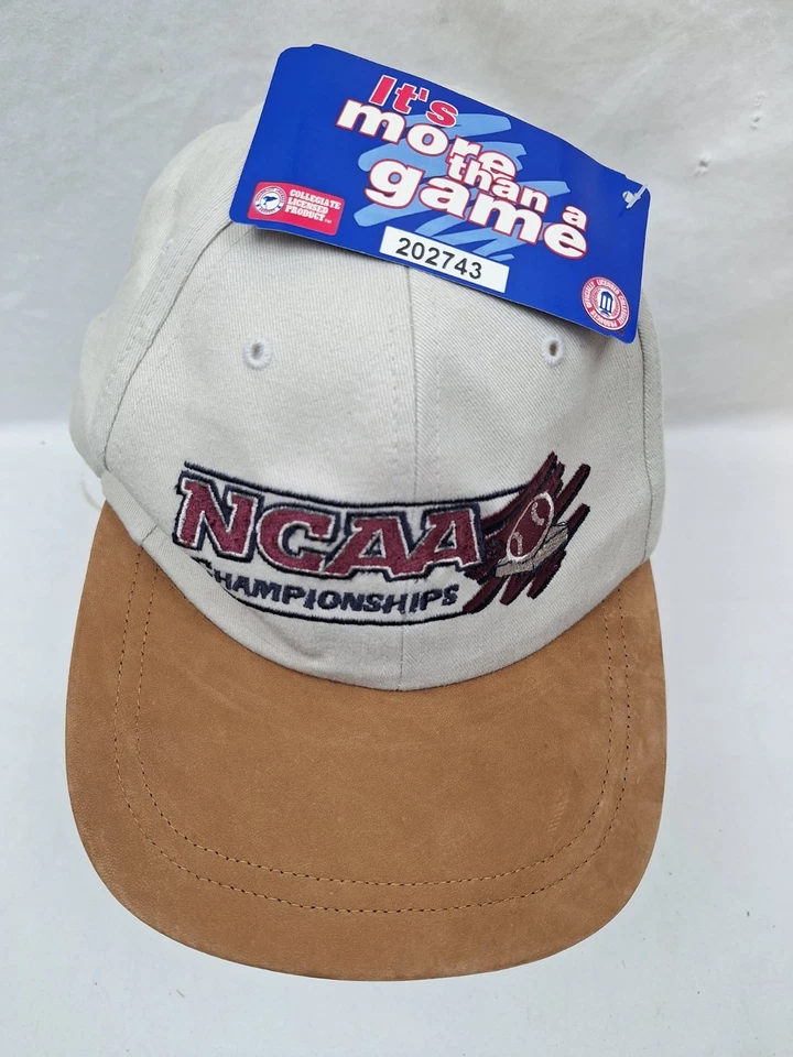 Boné de beisebol vintage anos 90 NCAA chapéu alça de couro atrás campeonatos branco marrom - Imagem 1 de 4