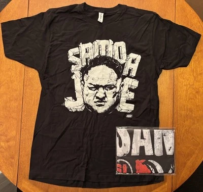 Camiseta Samoa Joe Buster Talla L y Bandera All Elite Crate AEW Foto 1 de 4