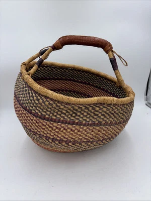 Contenedor de almacenamiento Bolga cesta mercado africano tejido a mano con mango de cuero Foto 1 de 4