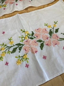 2 restos de tela de costura vintage florales bordados a mano de 8"x12" edredón/almohada focal - Imagen 1 de 4