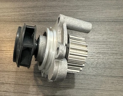 Bomba de agua motor Bosch 96173 para Audi A3 A4 S3 TT Seat Volkswagen VW Jetta Golf Foto 1 de 3