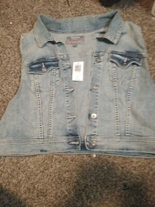 TORRID WOMEN'S LIGHT WASH BLUE SLEEVELESS CROPPED STRETCHY DENIM VEST Sz 3 3X - Picture 1 of 3