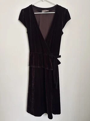 Vestido envolvente Sweetees marrón chocolate frente abierto terciopelo peplum Foto 1 de 4