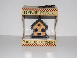 Debbie Mumm Adorno de Coleccionista Casa Casa de Campo Raro Nuevo (F) - Imagen 1 de 3