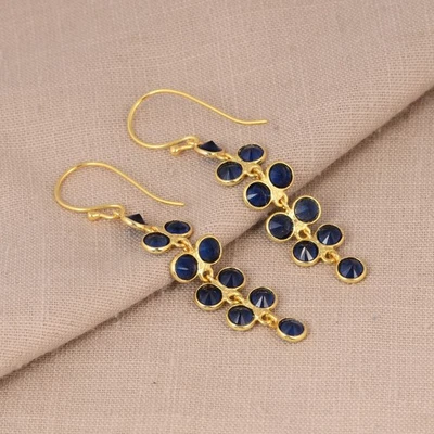 Conjunto de pendientes colgantes con bisel de diseñador de corindón azul para mujer enchapados en oro amarillo Foto 1 de 4