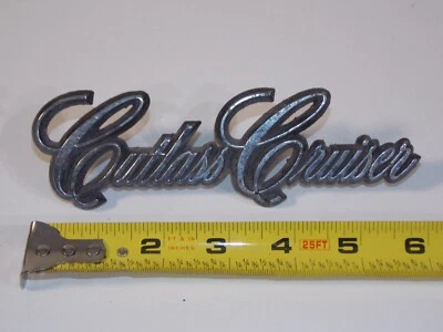De colección 78 79 80 81 Oldsmobile Cutlass Cruiser Script Coche Vehículo Emblema OEM Foto 1 de 4