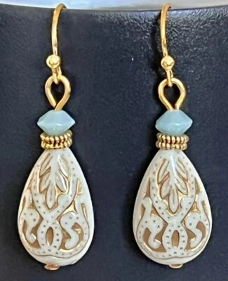 Hermosos Pendientes Colgantes Lágrima Oro, Azul Pálido y Marfil Grabado Foto 1 de 3