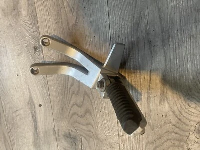 Clavija reposapiés trasero izquierdo Suzuki RF900R 1996 Foto 1 de 2