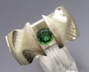 MATURE DESIGN - DISTINCTIVE TSAVORITE TENSION RING - UNIQUE FROM OWN GOLDSMITH - Picture 1 of 7