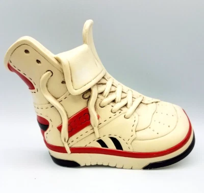 Tênis de parede vintage de plástico burwood pendurado de cano alto quarto infantil esportes - Imagem 1 de 4