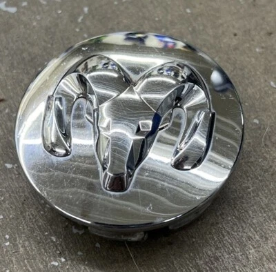 CARGADOR DODGE RAM TAPA CENTRAL CROMADA # 52110398AA ORIGINAL OEM Foto 1 de 4