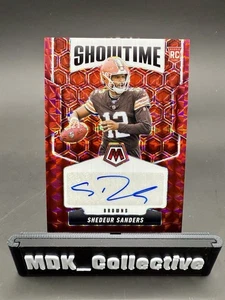 Panini Mosaic Shedeur Sanders Showtime Signatures 2025 rojo/199 #SOS-SSA AUTO RC - Imagen 1 de 10