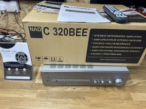 Amplificador integrado estéreo NAD C320BEE plateado amplificador HiFi plateado - control remoto - en caja - Imagen 1 de 12