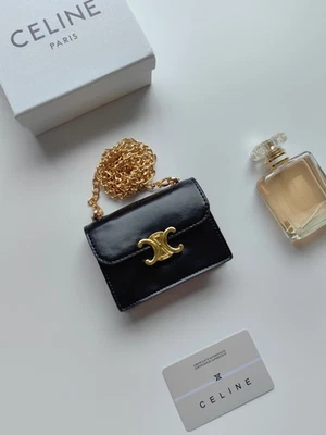 Tarjetero Celine Triomphe con cadena - piel de becerro negra Foto 1 de 4