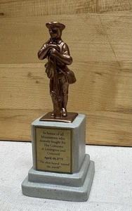 Estatua Minuteman usada Dept 56 New England Village #56.57119 - Imagen 1 de 4