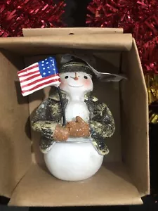 Demdaco Esclusiva Bandiera Militare Americana Pupazzo di Neve Resina Decorazione Natalizia In Scatola - Foto 1 di 3
