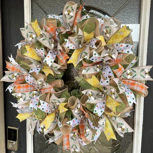 Pretty Vintage Style Spring Summer Bee Deco Mesh Wreath, Farmhouse Cottage Decor - Picture 1 of 6