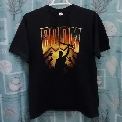 Camiseta TeeFury XL BOOM Evil Dead: Army Of Darkness ~ Doom Game Boomstick Mashup Foto 1 de 4