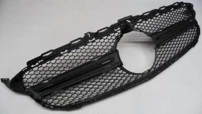 Parrilla superior delantera original Mercedes Benz C43 AMG 2019-2020 OE 2058882000 Foto 1 de 4