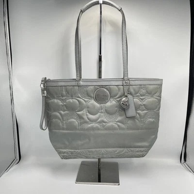 Bolso de Mano Coach Acolchado Gris Signature Stitch Nylon y Charol Mediano Gris Foto 1 de 4
