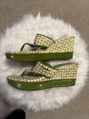 Sandalias de cuña Coach para mujer con logotipo verde 8B Foto 1 de 4